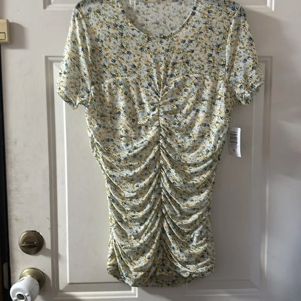 TORRID Stretch Mesh Crew Neck Ruched Top: DITSY FLORAL: NEW WITH TAGS: 00 (M/L)